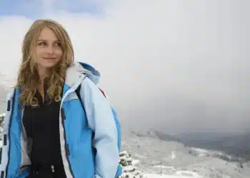 hvad er motivation - her er en motiveret kvinde på toppen af et bjerg