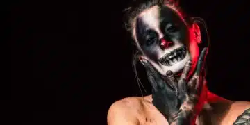 min leder er psykopat - kvinde sminket som psykopatisk klovn