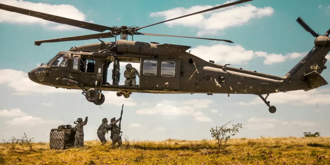 mission vision værdier strategi kamphelikopter svæver tæt på landtropper på jorden
