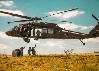 mission vision værdier strategi kamphelikopter svæver tæt på landtropper på jorden