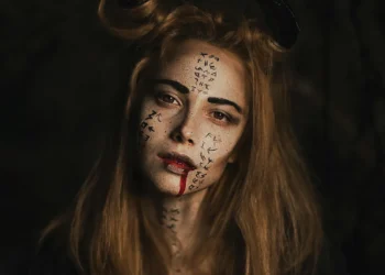 psykopat og psykopatisk ledelse kvinde har tegnet uhyggelige tegn i ansigtet og har blod ud af munden