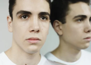 Mands ansigt spejles som udtryk for Lawlers forventningsteori