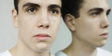 Mands ansigt spejles som udtryk for Lawlers forventningsteori