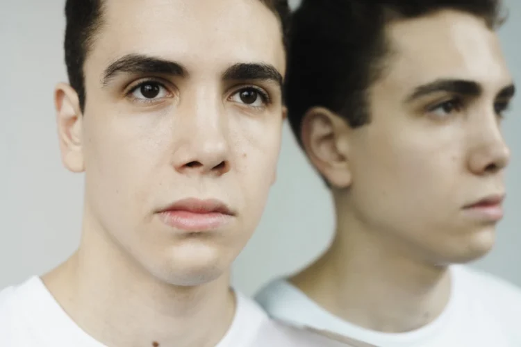 Mands ansigt spejles som udtryk for Lawlers forventningsteori