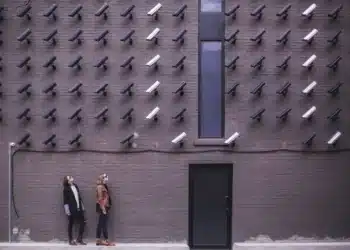 Micromanagement mange kameraer på væg overvåger 2 mennesker