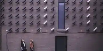 Micromanagement mange kameraer på væg overvåger 2 mennesker