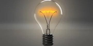 Systemisk tænkning glødetrådspære med lys i som udtryk for systemisk tænkning