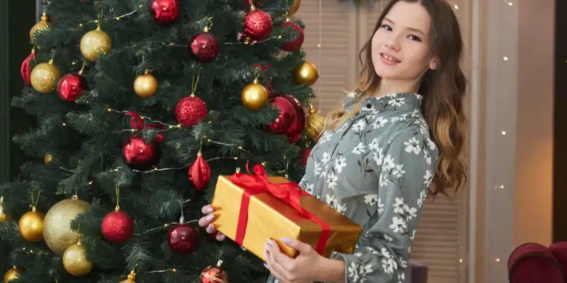 lawlers forventningteori forventningsfuld pige med julegave i hånden