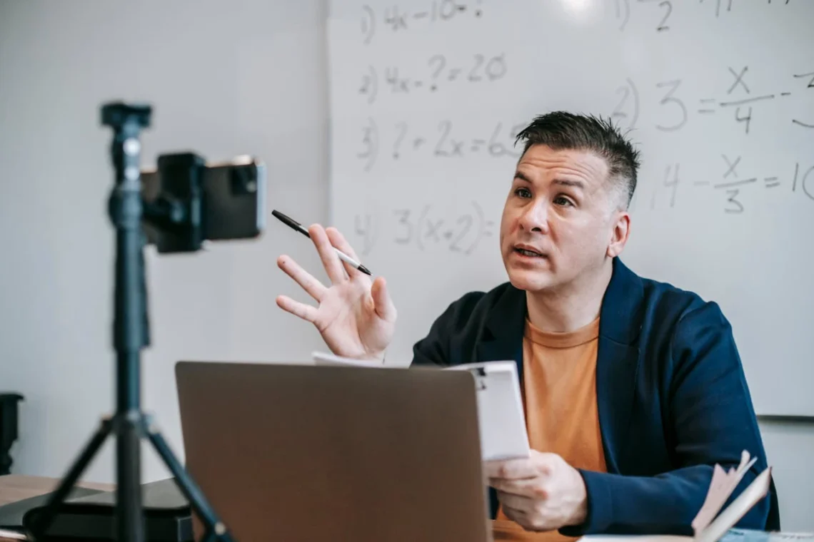 matematiklærer underviser studerende i livslang læring