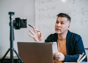 matematiklærer underviser studerende i livslang læring