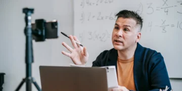 matematiklærer underviser studerende i livslang læring