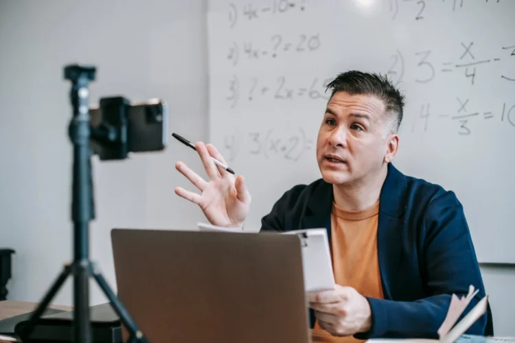 matematiklærer underviser studerende i livslang læring