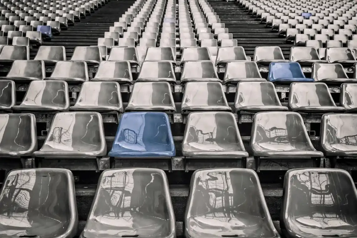 Adfærdsdesign 2 blå sæder blandt 100 grå sæder på stadion