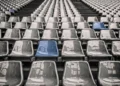 Adfærdsdesign 2 blå sæder blandt 100 grå sæder på stadion