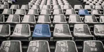 Adfærdsdesign 2 blå sæder blandt 100 grå sæder på stadion