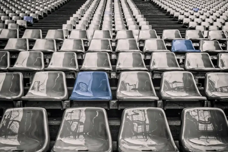 Adfærdsdesign 2 blå sæder blandt 100 grå sæder på stadion