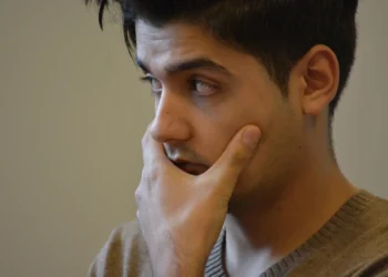 Den svære samtale mand ser fortvivlet og rådvild ud