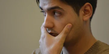 Den svære samtale mand ser fortvivlet og rådvild ud