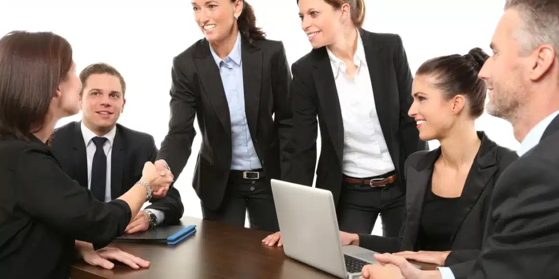 Introduktion til Porters Five Forces på dansk kvinder giver hånd til kvindelig kunde