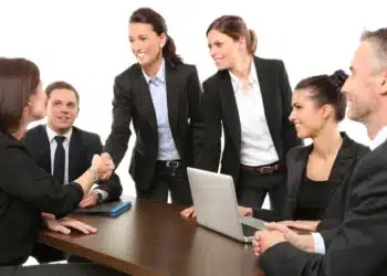 Introduktion til Porters Five Forces på dansk kvinder giver hånd til kvindelig kunde