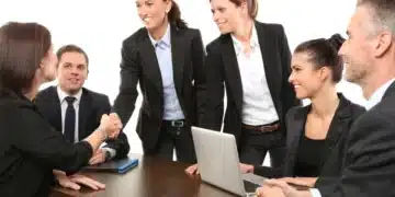 Introduktion til Porters Five Forces på dansk kvinder giver hånd til kvindelig kunde