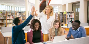 Porters five forces - fem personer på universitetsbibliotek laver high five