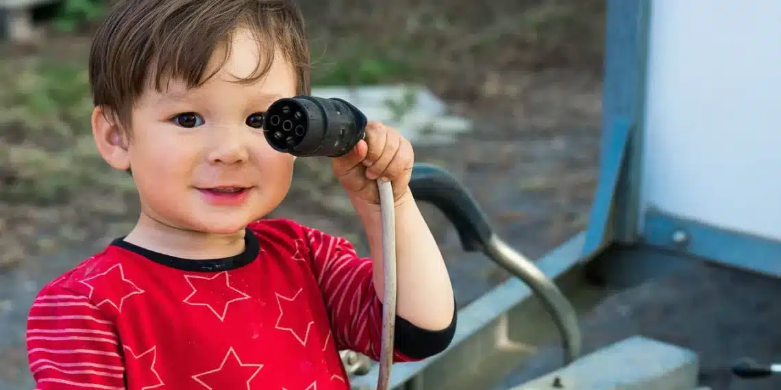 adfærdsdesign lille dreng med elkabel i hånden