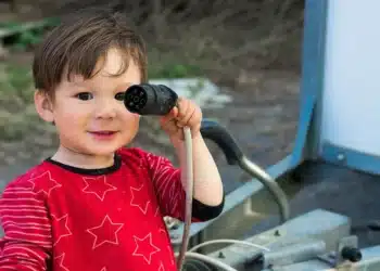 adfærdsdesign lille dreng med elkabel i hånden