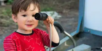 adfærdsdesign lille dreng med elkabel i hånden