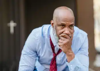 den svære samtale leder sidder og ser fortvivlet ud