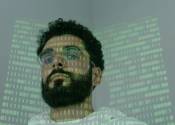 Matrixorganisation mand sidder med 1 taller og nuller i ansigtet