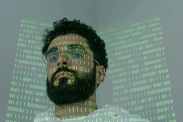 Matrixorganisation mand sidder med 1 taller og nuller i ansigtet