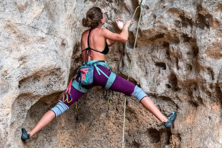 Motivation kvinde klatrer alene op bjergside