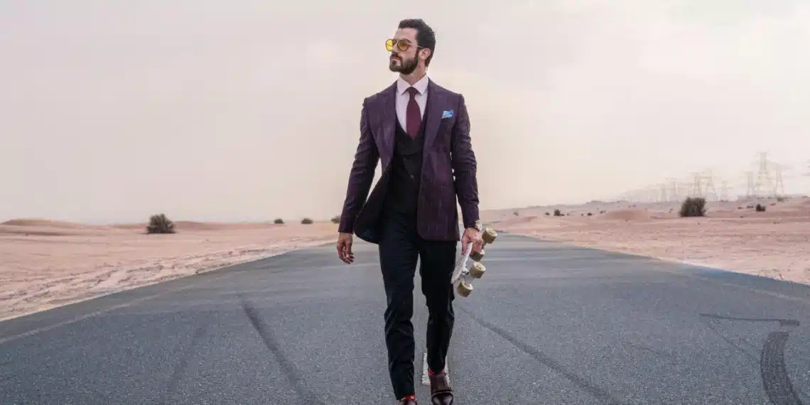 Tegn på man sige op - mand i jakkesæt går mod kameraet med skateboard i hånden