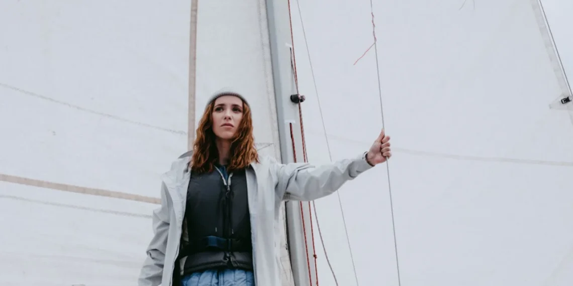 Tegn på man skal sige op - kvinde står ved mesanmasten og ser bekymret ud