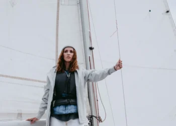 Tegn på man skal sige op - kvinde står ved mesanmasten og ser bekymret ud