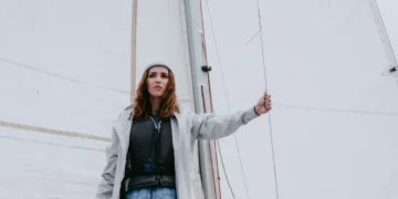 Tegn på man skal sige op - kvinde står ved mesanmasten og ser bekymret ud