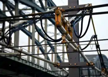 kompleksitetsteori - her ses et virvar af højspændingskabler