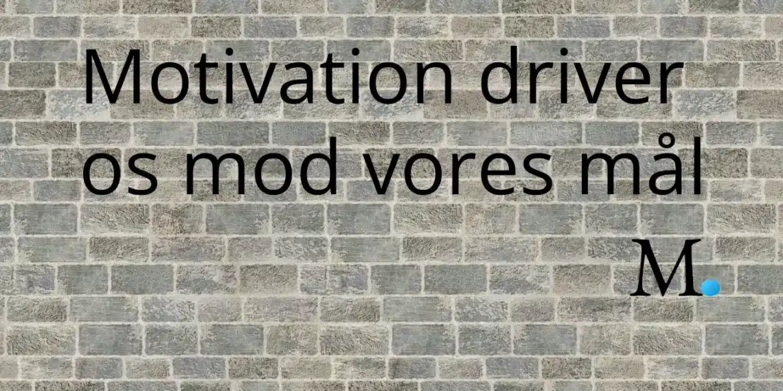 motivation skrevet på murstensvæg med sort maling og Nikolaj Mackowski-logo