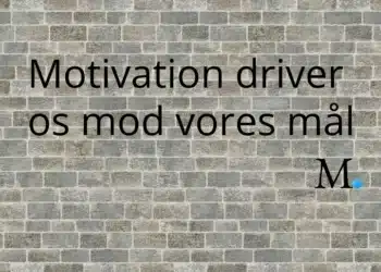 motivation skrevet på murstensvæg med sort maling og Nikolaj Mackowski-logo