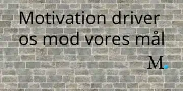 motivation skrevet på murstensvæg med sort maling og Nikolaj Mackowski-logo