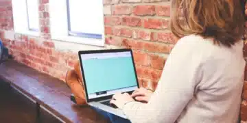 sor-modellen i anvendelse af kvinde siddende på bænk med computer