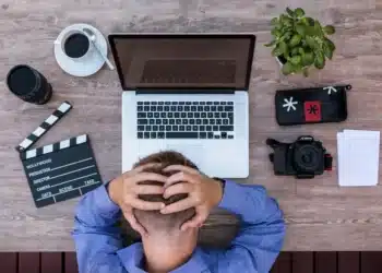 quiet quitting medarbejder giver op foran sin computer - set oppefra