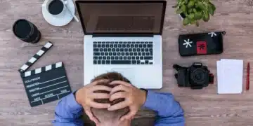 quiet quitting medarbejder giver op foran sin computer - set oppefra