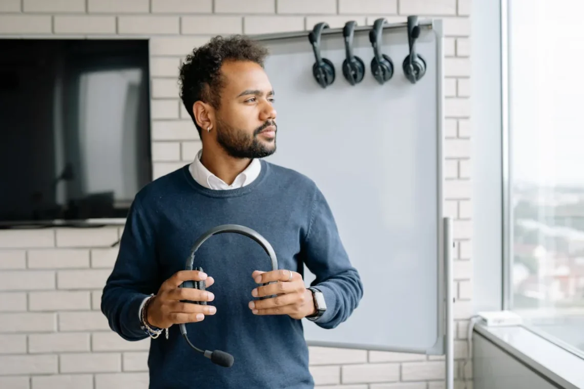 At sige op uden at have et nyt job - mand ser trist ud på arbejdet og kigger ud af vinduet