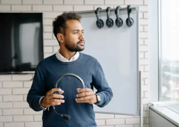 At sige op uden at have et nyt job - mand ser trist ud på arbejdet og kigger ud af vinduet