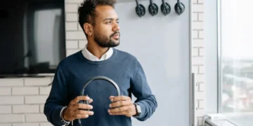 At sige op uden at have et nyt job - mand ser trist ud på arbejdet og kigger ud af vinduet