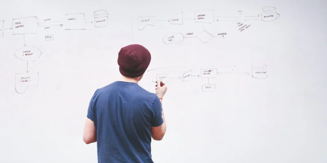 Mand står ved tavle og skriver om diskursanalyse