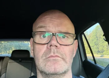 Nikolaj Florentz Mackowski og 17 brosten - Nikolaj i bil på vej til Sverige