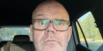 Nikolaj Florentz Mackowski og 17 brosten - Nikolaj i bil på vej til Sverige